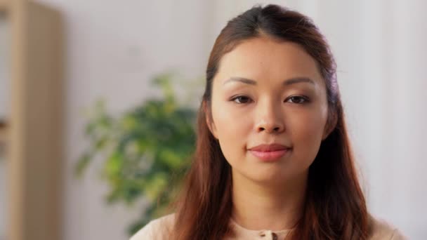 Portrait de heureux sourire asiatique jeune femme — Video