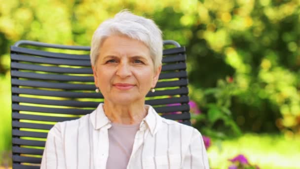 Yaz bahçesindeki mutlu yaşlı kadın portresi. — Stok video