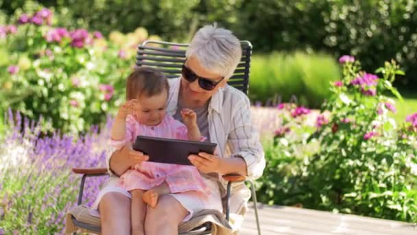 Grand-mère et petite-fille bébé avec tablette pc — Video