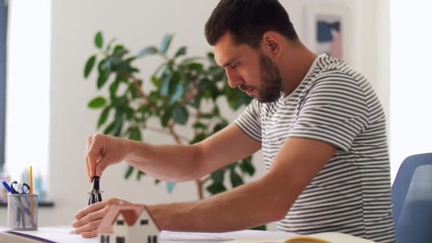 Arquitecto masculino con obras de anteproyecto en la oficina en casa — Vídeo de stock