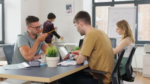 Equipe de negócios ou startuppers que trabalham no escritório — Vídeo de Stock