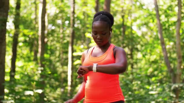 戴耳机和手表的非洲女人 — 图库视频影像
