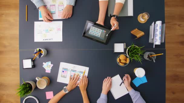 Equipo de negocios con gadgets trabajando en la mesa de oficina — Vídeos de Stock