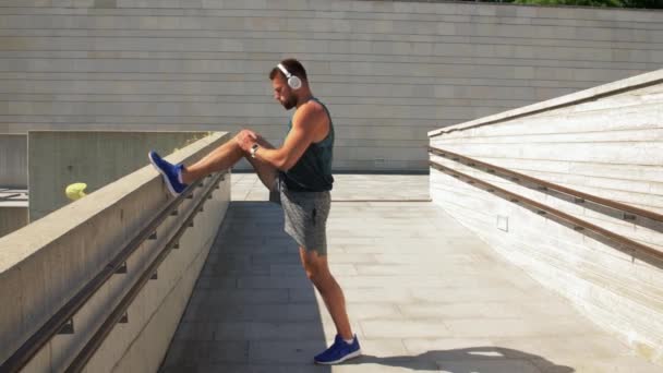 若い男が屋外で足を伸ばして — ストック動画