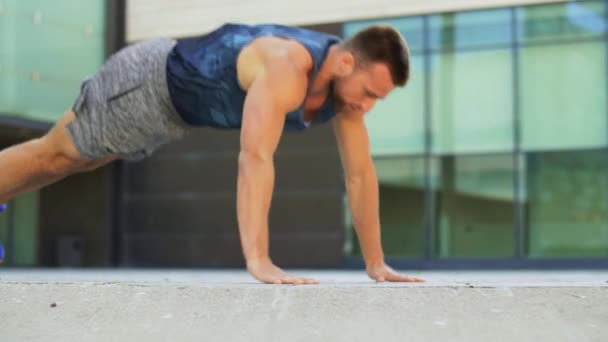 Jonge man doet push-ups in de stad straat — Stockvideo