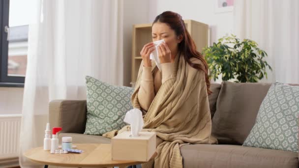 Mujer enferma que sopla la nariz en papel en casa — Vídeo de stock