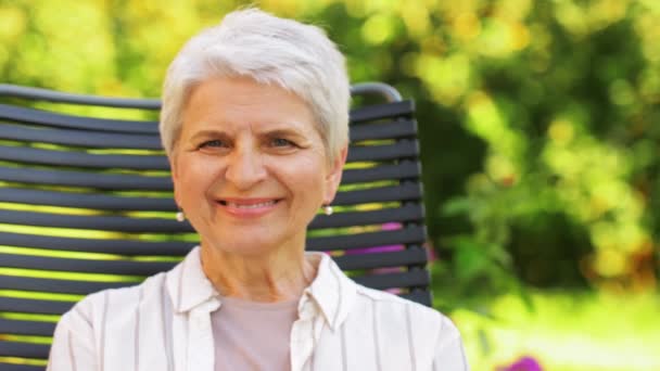 Retrato de mujer mayor feliz en el jardín de verano — Vídeos de Stock