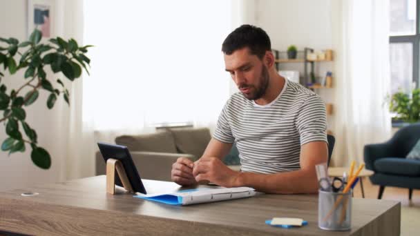Muž s tabletou PC s videohovory doma — Stock video