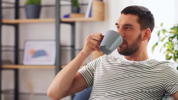 Porträtt av lycklig man dricka kaffe hemma — Stockvideo