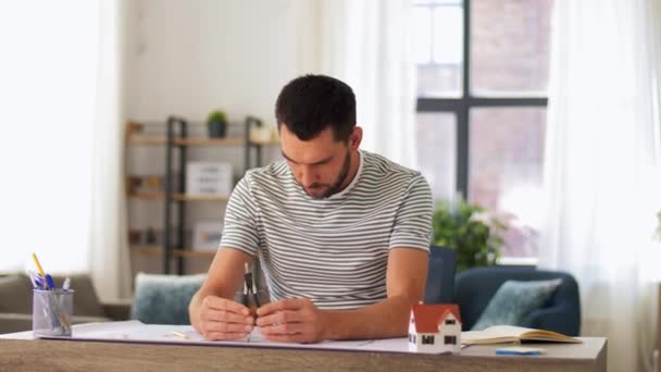 Manlig arkitekt med ritning arbetar på hemmakontoret — Stockvideo