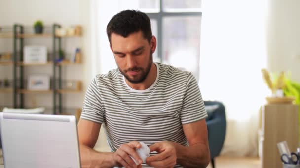 Homme avec ordinateur portable et écouteurs au bureau à domicile — Video