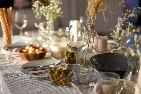 Mesa de cena de fiesta que sirve en casa — Foto de Stock