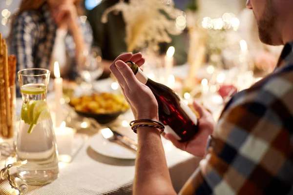 Glückliche Freunde mit Rotwein auf Weihnachtsfeier — Stockfoto