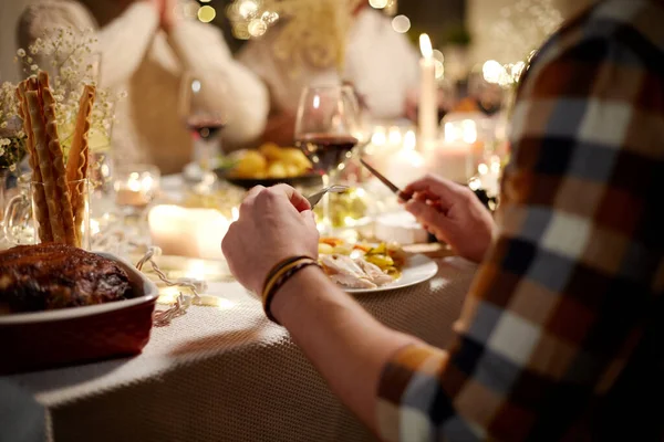 Homem tendo jantar de Natal em casa — Fotografia de Stock