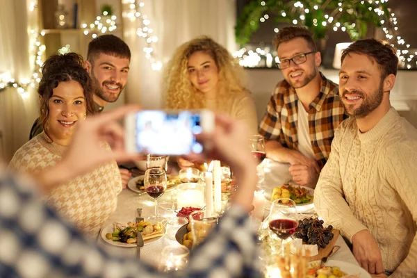 Přátelé fotografování na vánoční večeři párty — Stock fotografie