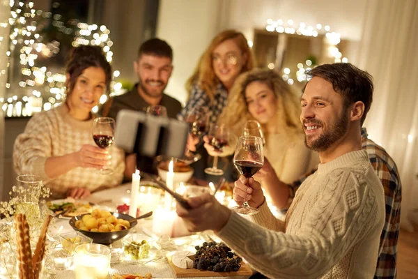 Friends taking selfie at christmas dinner party — Stock Photo, Image