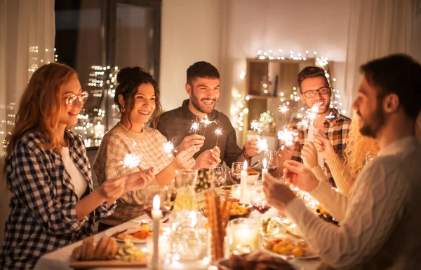 Amigos felices teniendo la cena de Navidad en casa —  Fotos de Stock