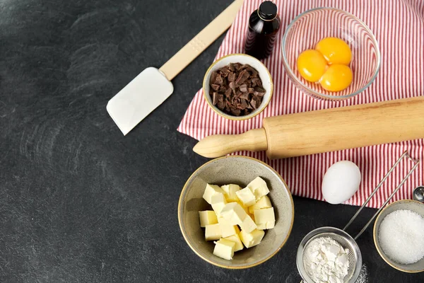 Rolo de pino, manteiga, ovos, farinha e chocolate — Fotografia de Stock