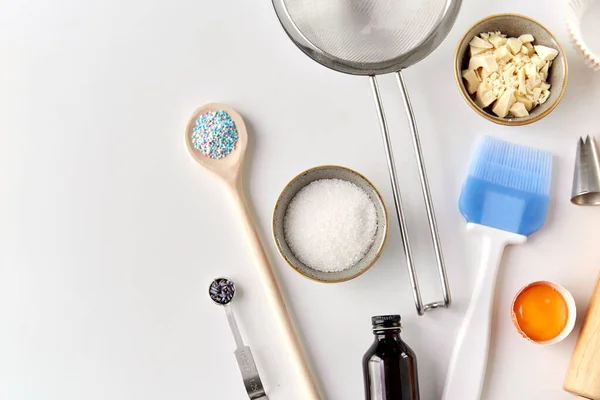 Ingredientes de cozinha e ferramentas de cozinha para assar — Fotografia de Stock