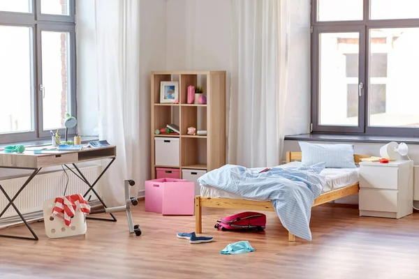 Casa disordinata o stanza dei bambini con roba sparsa — Foto Stock