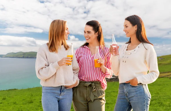 Frauen mit nichtalkoholischen Getränken unterhalten sich in Irland — Stockfoto