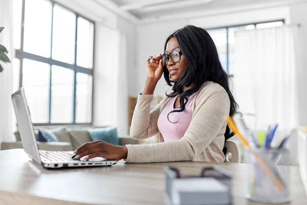 Mujer con portátil que trabaja en casa oficina — Foto de Stock