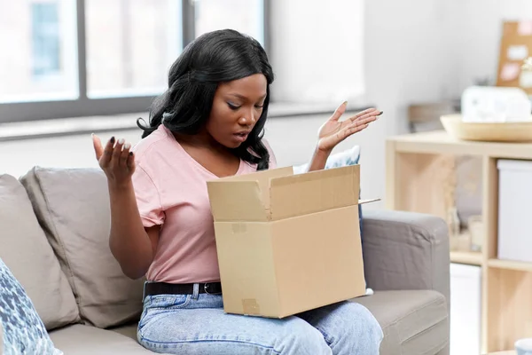 Üzgün, Afro-Amerikalı kadın. Paket kutusu evde. — Stok fotoğraf