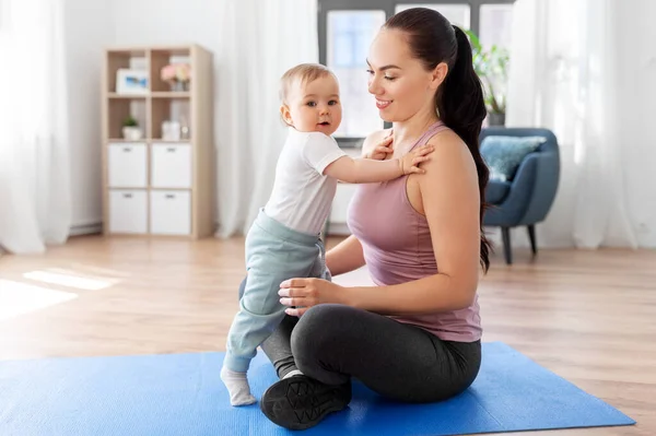 Madre feliz con el pequeño bebé en casa —  Fotos de Stock