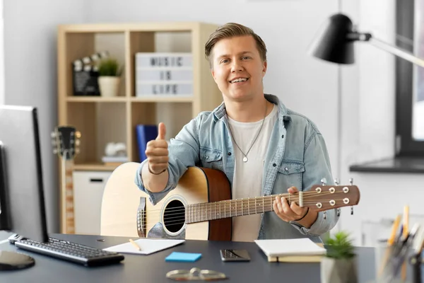 Hombre feliz con la guitarra mostrando pulgares en casa — Foto de Stock