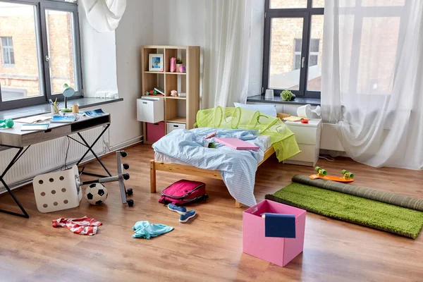 Брудний будинок або дитяча кімната з розкиданими речами Стокова Картинка