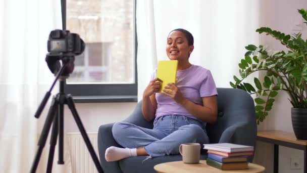 Žena video blogger dělat recenzi knihy — Stock video