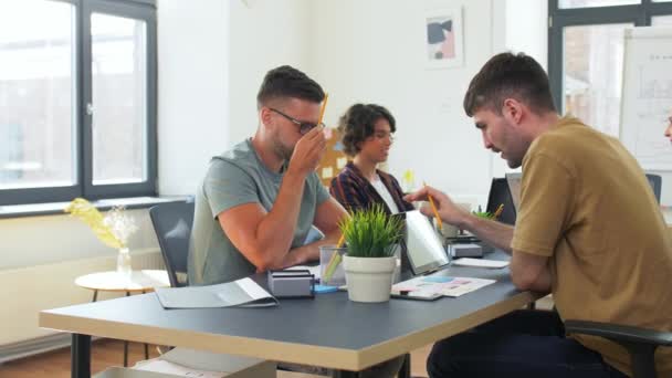 Equipo empresarial o startups que trabajan en la oficina — Vídeos de Stock