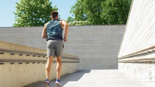 Jeune homme courant à l'étage — Video