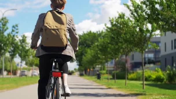 Junger Mann mit Fahrrad auf der Stadtstraße — Stockvideo