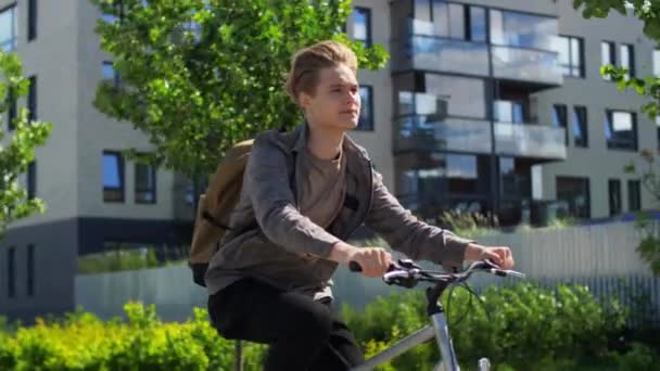 Jeune homme à vélo sur la rue de la ville — Video