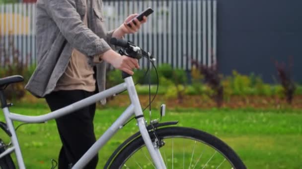 Giovane con bicicletta e smartphone in città — Video Stock