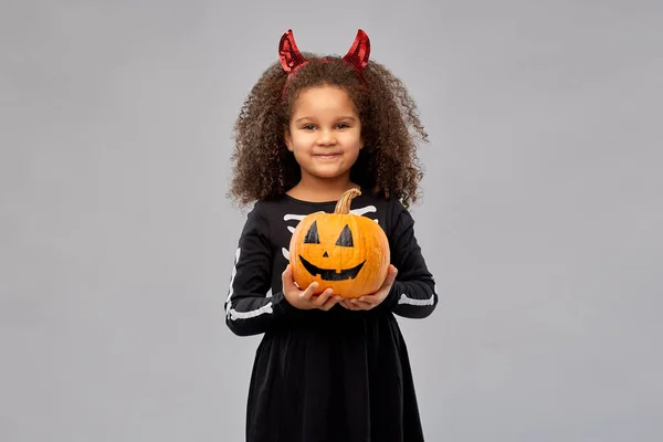 Ragazza in costume di Halloween con jack-o-lanterna — Foto Stock