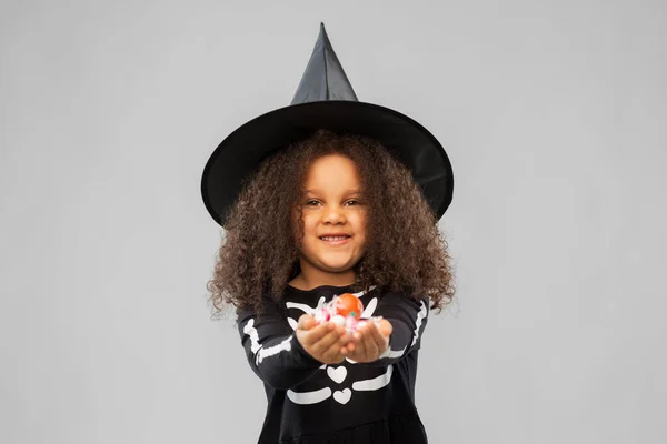 Mädchen mit Bonbons an Halloween tricksen oder behandeln — Stockfoto