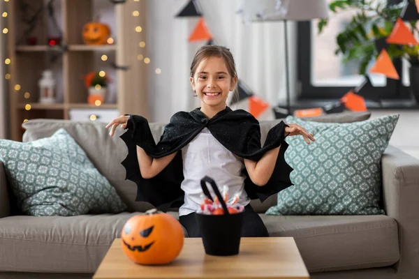 Девушка в костюме на Хэллоуин с накидкой летучей мыши дома — стоковое фото