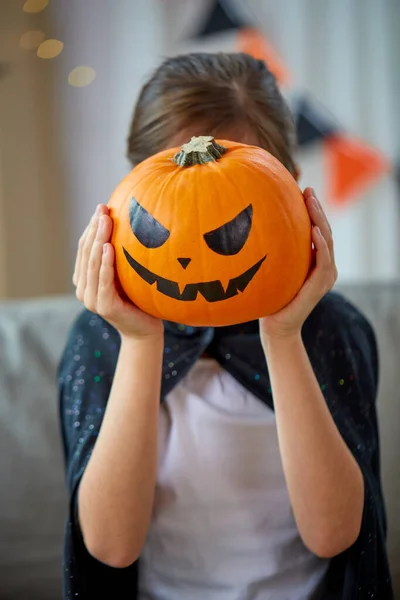 ハロウィンの衣装を着た女の子家でカボチャと — ストック写真