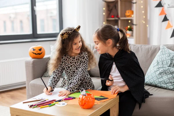 Девушки в костюмах на Хэллоуин занимаются ремеслом дома — стоковое фото