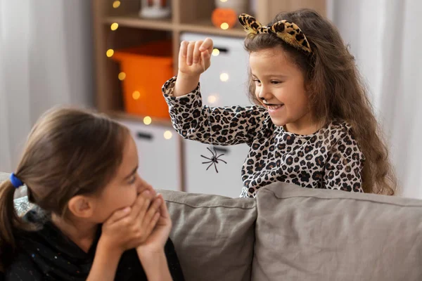Meninas em trajes de Halloween jogando com aranha — Fotografia de Stock