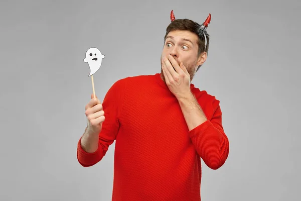 Muž v halloween kostýmu ďábla nad šedou — Stock fotografie