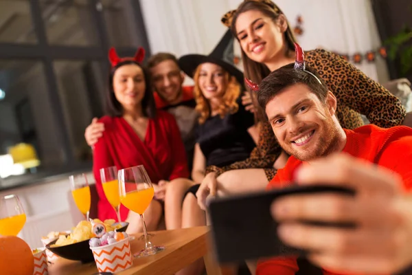 Heureux amis en costumes d'Halloween prendre selfie — Photo