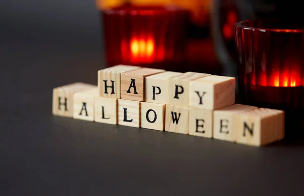 Houten speelgoed blokken met vrolijke Halloween brieven — Stockfoto