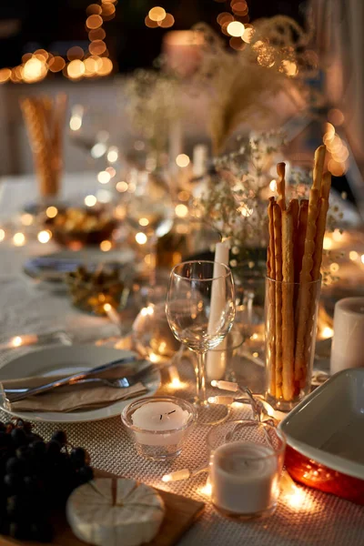 Jantar mesa de festa servindo em casa — Fotografia de Stock