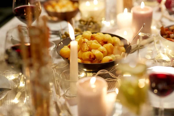 Patate al forno sul tavolo servito a cena a casa — Foto Stock