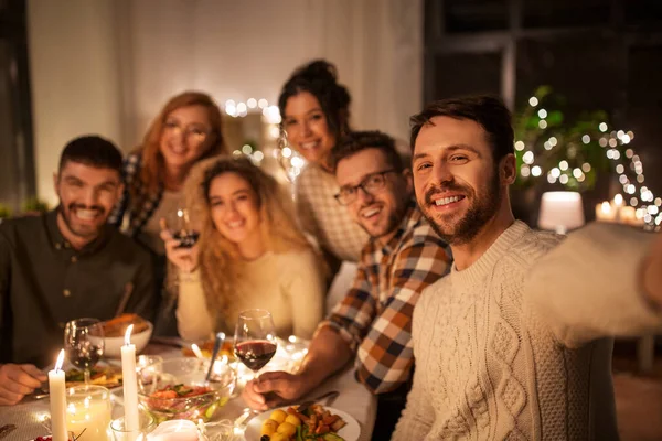 Amigos tomando selfie en la cena de Navidad —  Fotos de Stock
