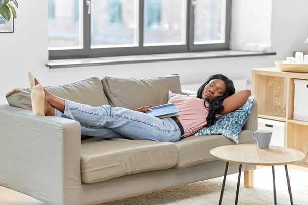 Afro-amerikai nő alszik kanapén otthon — Stock Fotó