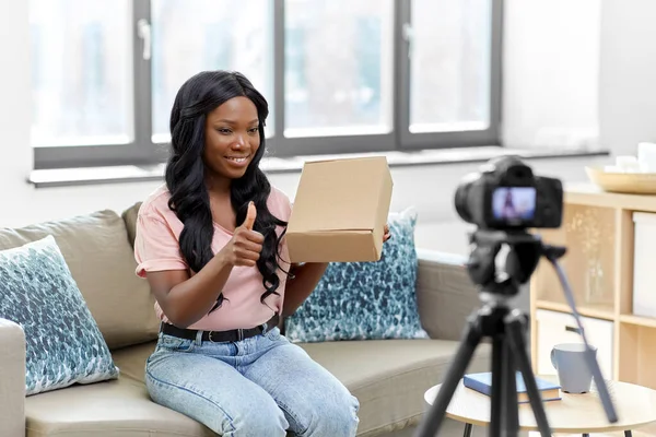 Blogueur vidéo femelle avec caméra et boîte à la maison — Photo